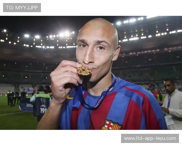 巴萨亨里克快速反击推射成功:速度与信念在草地上的绽放